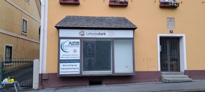 Alpin Gebäudereinigung Beklebung Fenster.jpg